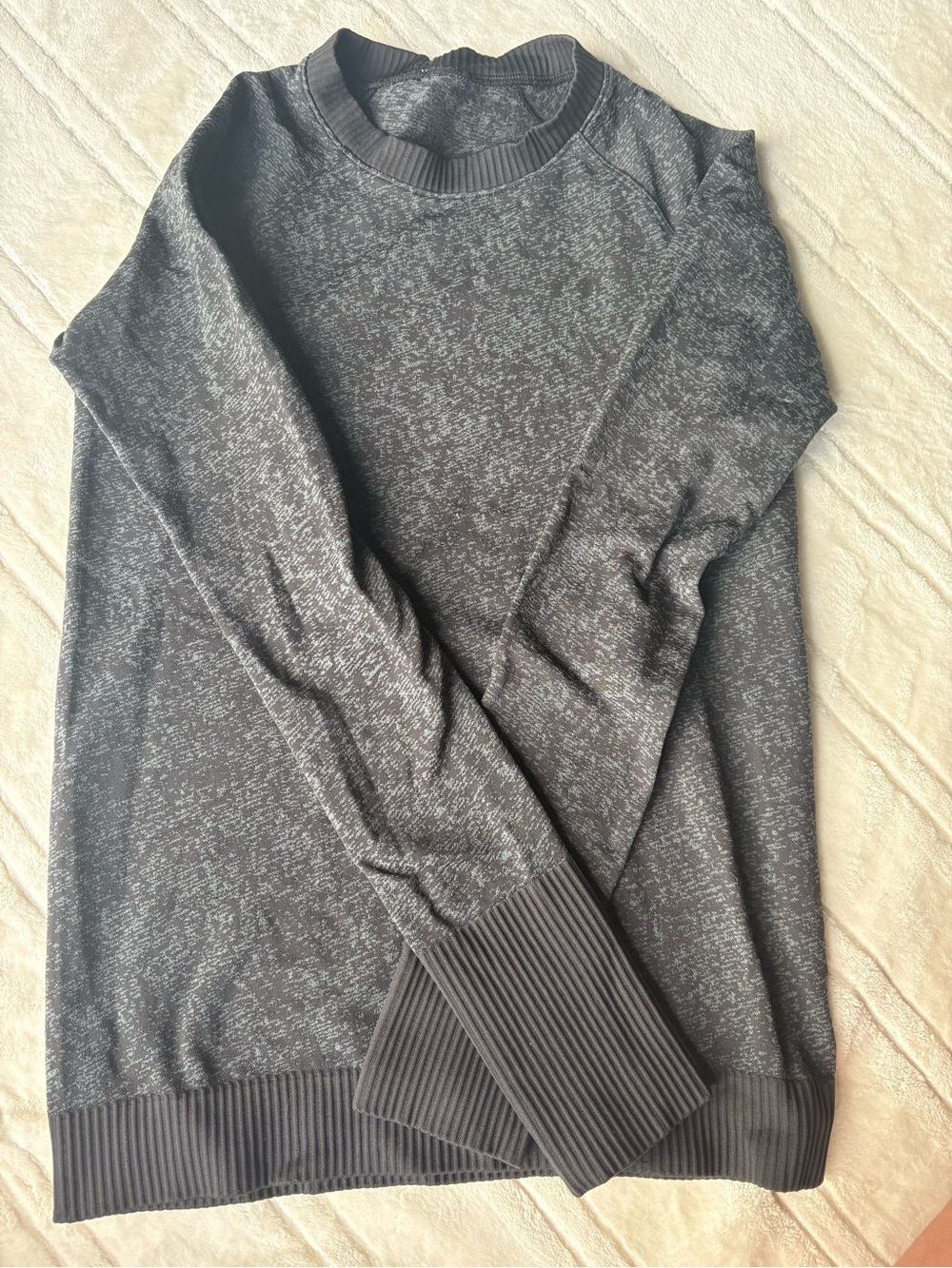 Woman’s Lululemon Crewneck long sleeve in Heather Charcoal